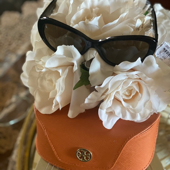 Brand new-🔥Tory Burch sunglasses 😎 - Picture 7 of 9